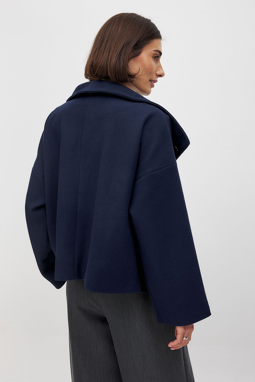 Trendy damesjas: korte wollen oversized jas, perfect voor een moderne herfst/winter outfit.