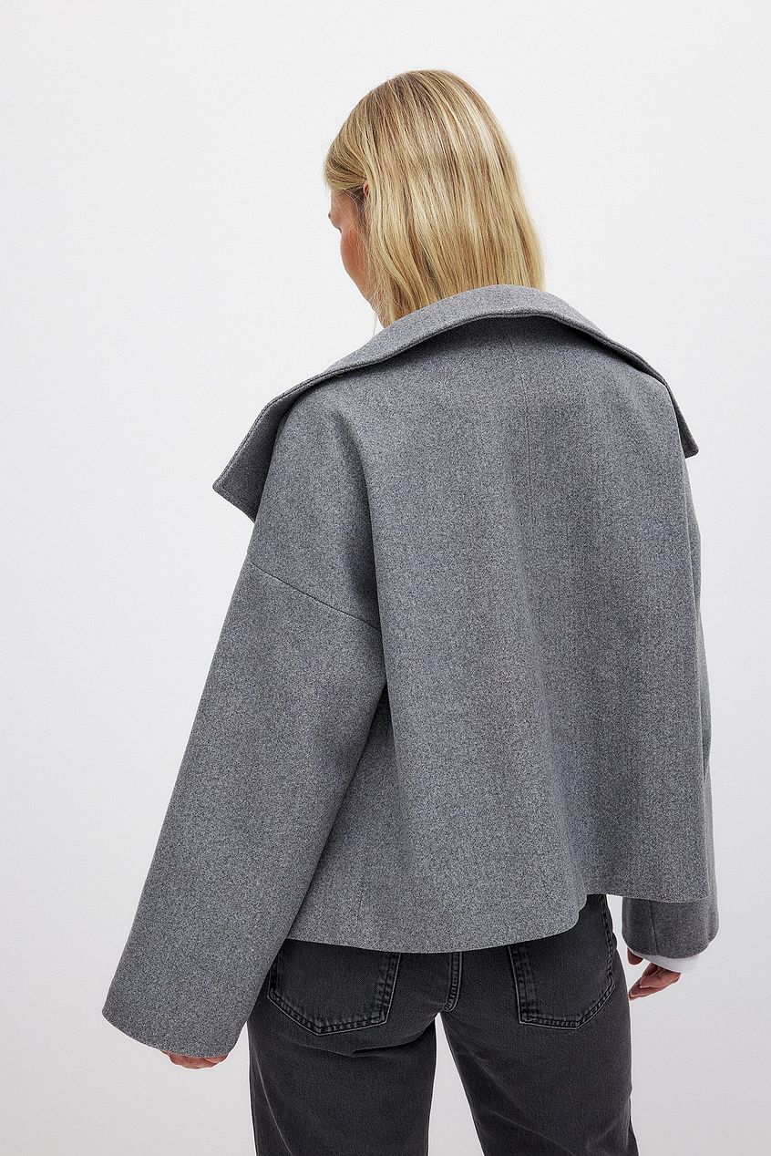 Elegante double-breasted korte wollen damesjas, oversized pasvorm, ideaal voor winterdagen.