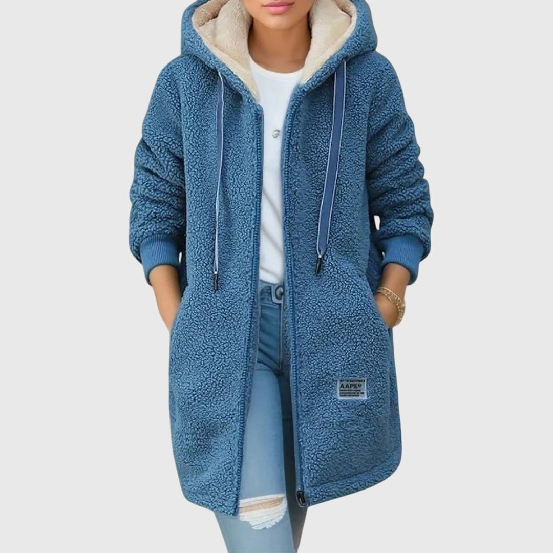 Lang blauw dames knuffeljack met capuchon en rits, perfect voor warme en comfortabele herfst- of winterdagen.
