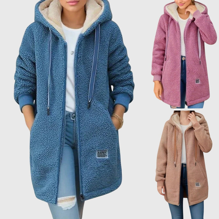 Casual lang damesjack van zacht knuffelmateriaal met capuchon en rits. Comfortabele winter- en herfstbovenkleding.