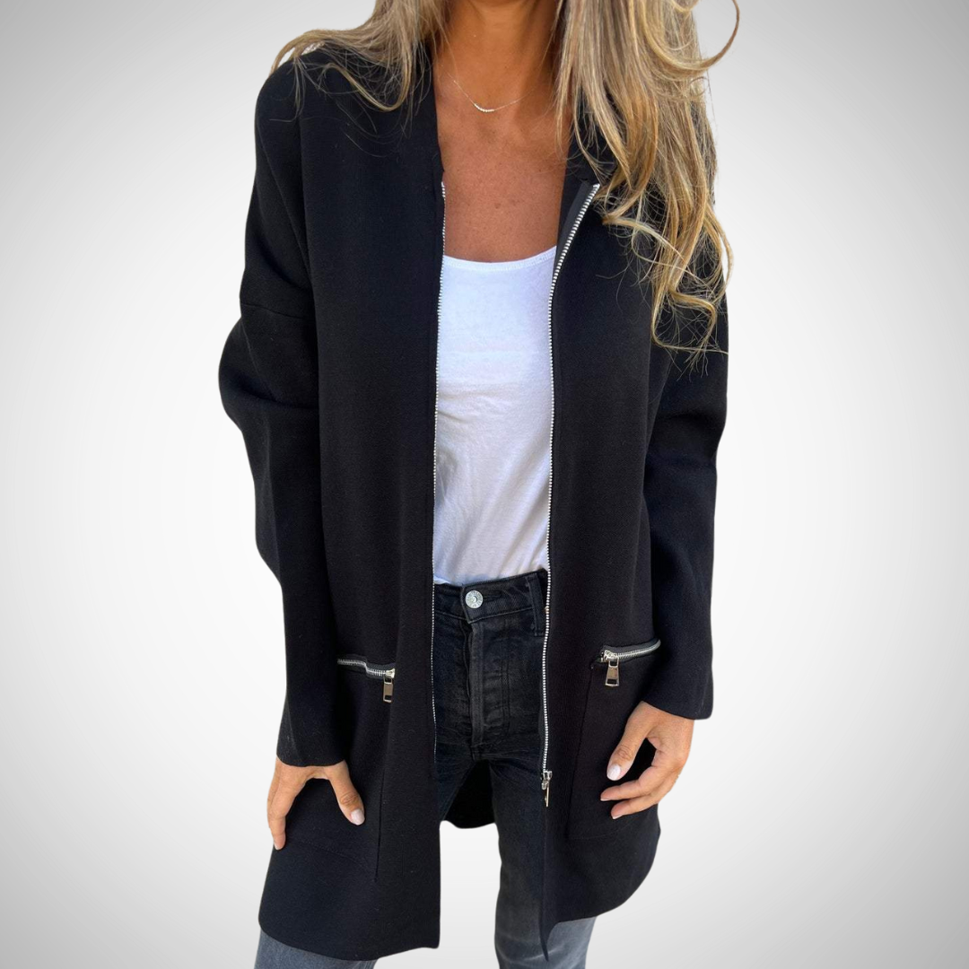 Lang dames vest met capuchon, comfortabel open model, perfect voor casual laagjeskleding in de herfst.