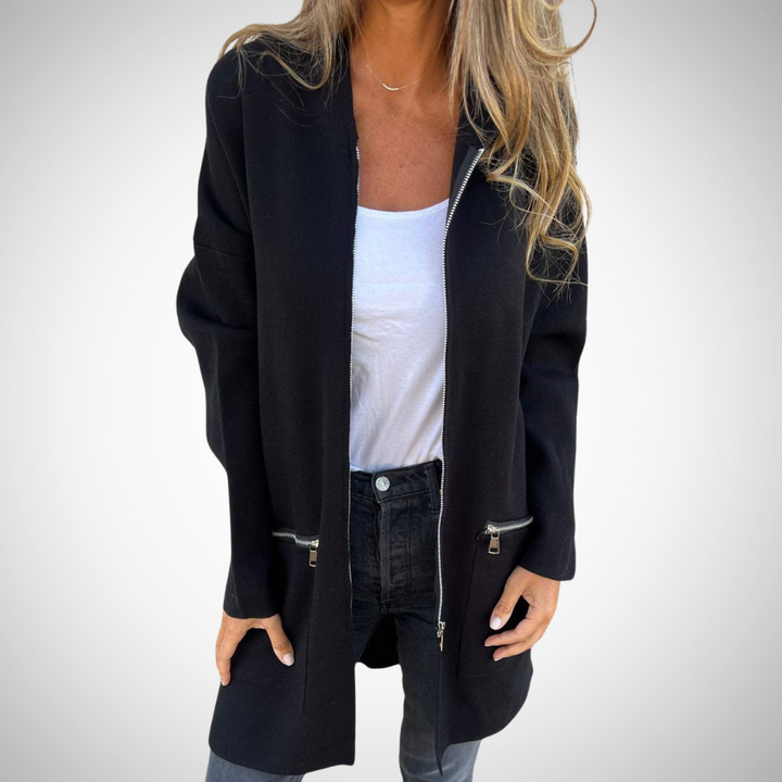Lang dames vest met capuchon, comfortabel open model, perfect voor casual laagjeskleding in de herfst.