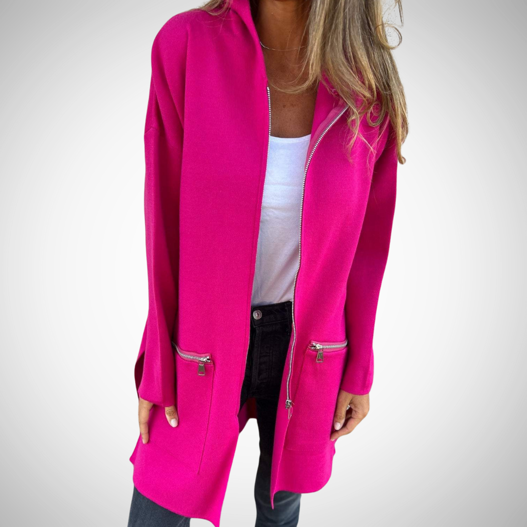 Dames model draagt een comfortabel lang vest met capuchon, openvallend, perfect voor een modieuze herfstlook.