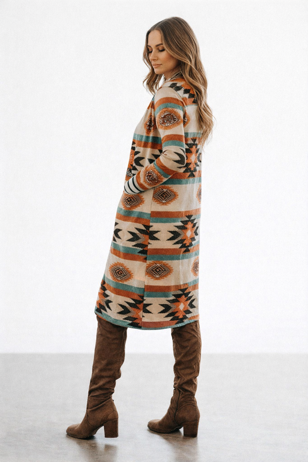 Lang damesvest met veelkleurige geometrische blokken, perfect voor gelaagde herfst/wintermode.