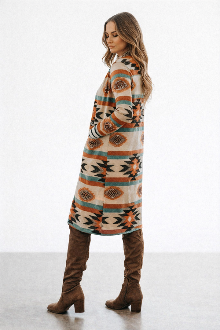 Lang damesvest met veelkleurige geometrische blokken, perfect voor gelaagde herfst/wintermode.
