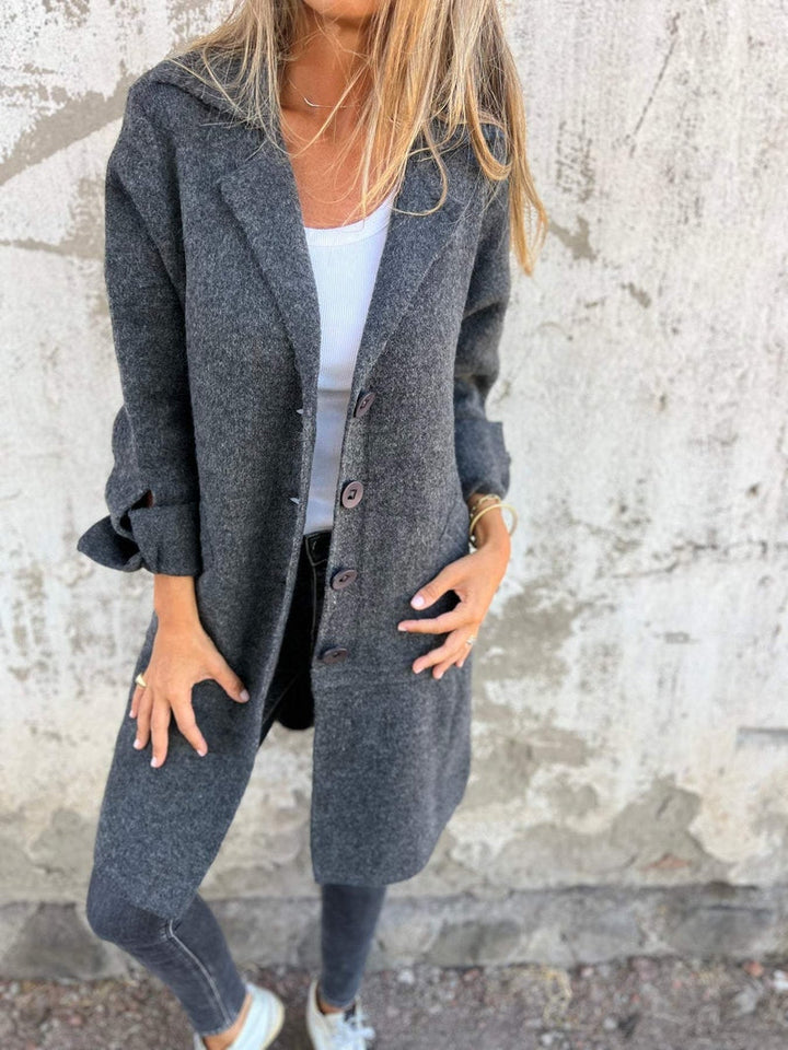 Lange dames cardigan met reverskraag, ideaal als stijlvolle vestjas voor lente en herfst.