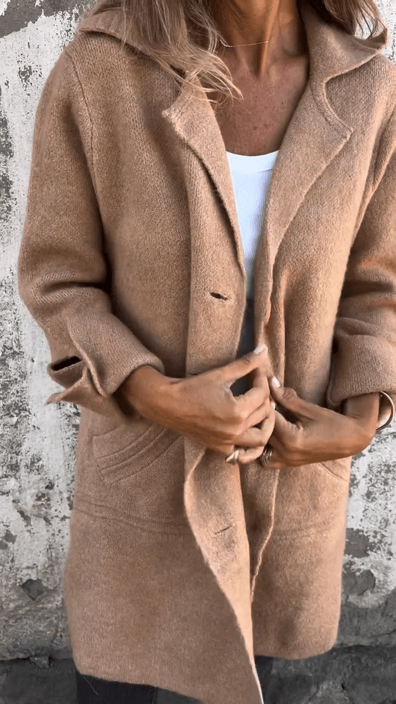 Trendy lange damesvest met reverskraag; de perfecte modieuze cardigan voor een complete look.