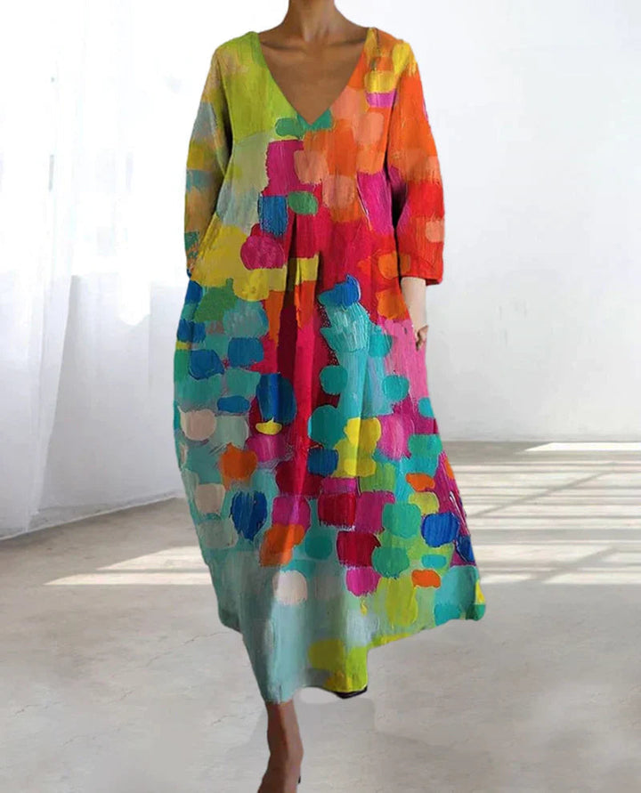 Levendige kleurrijke print op een lange V-hals damesjurk, veelzijdig voor zowel feest als casual zomeroutfits.