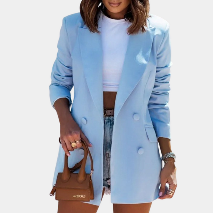 "Lange damesblazer met opvallende knoopdetails, elegante voorzakken, getailleerde pasvorm. Perfect voor elke gelegenheid."