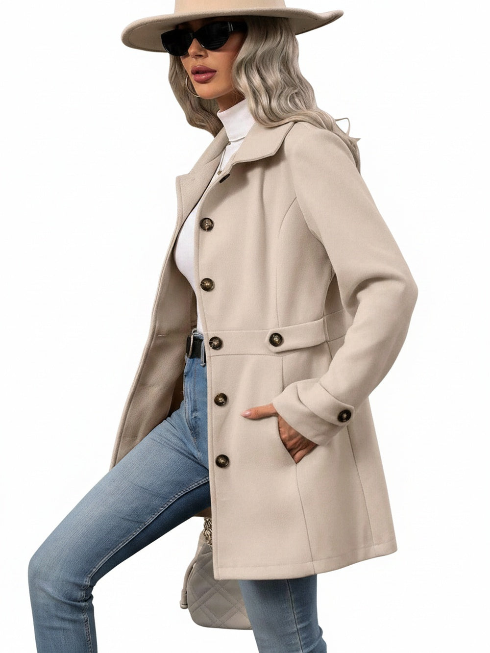 Lange damesjas met reverskraag en knoopsluiting, ideaal als elegante herfst- of winterjas.