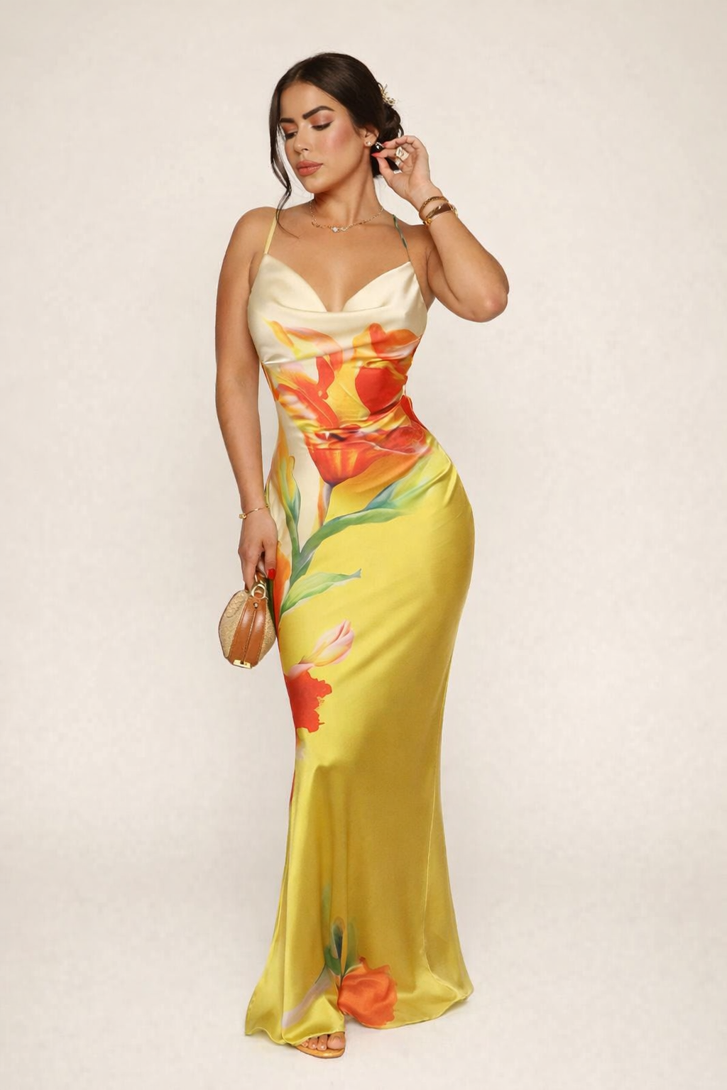 Lange damesjurk met levendige bloemenprint en dunne bandjes, perfect als zomer- of strandjurk.