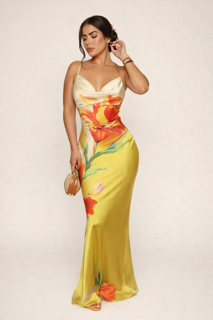 Lange damesjurk met levendige bloemenprint en dunne bandjes, perfect als zomer- of strandjurk.
