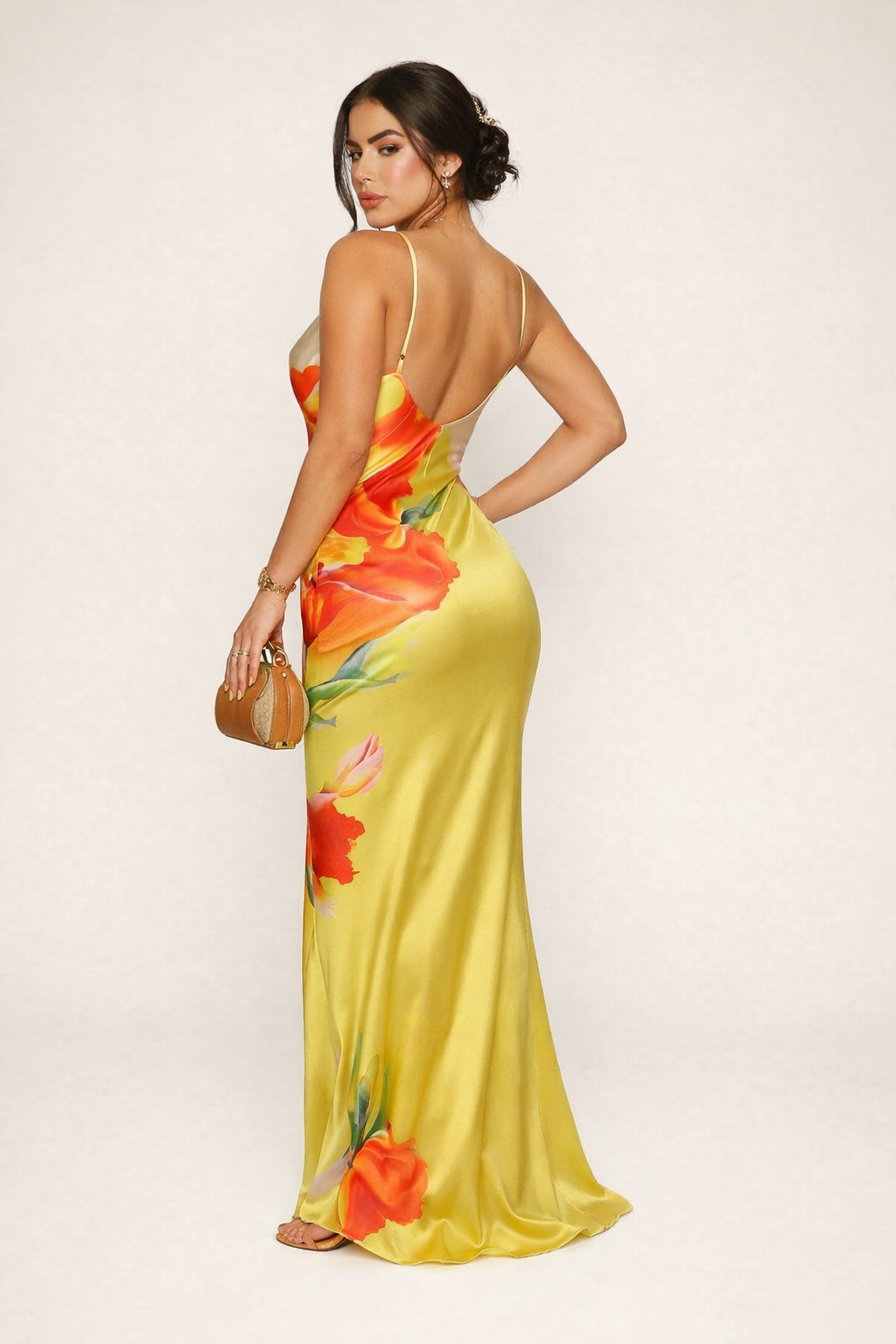 Elegante maxi-jurk voor dames met kleurrijke bloemenprint en fijne bandjes; ideaal voor feesten.