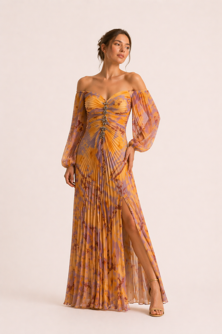 Lange elegante oranje damesjurk met geplooide split, perfect voor avond of gala.