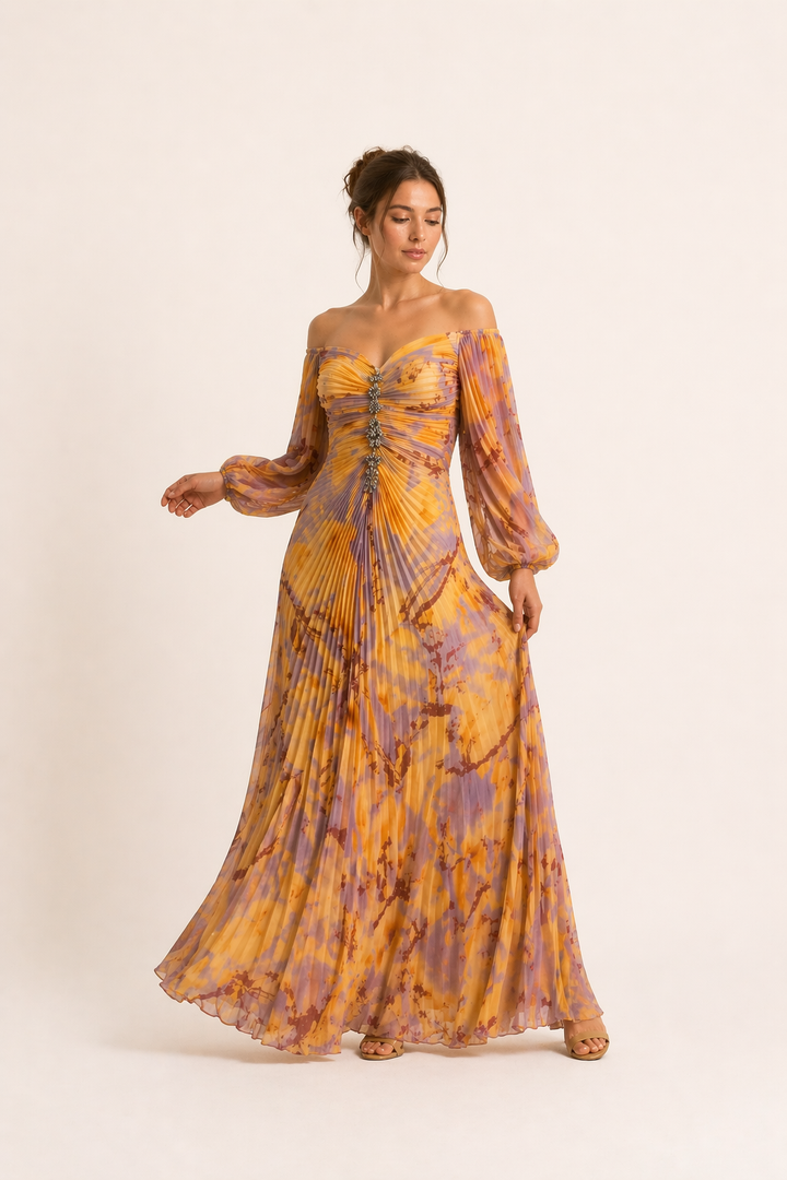 Feestelijke lange oranje avondjurk met elegante split en geplooide details voor speciale gelegenheden.