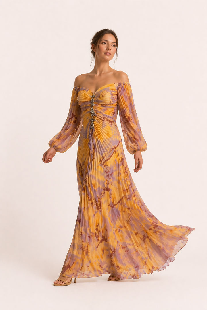 Oranje galajurk, elegant en lang, met verfijnde plooien en hoge split; ideaal voor dames.