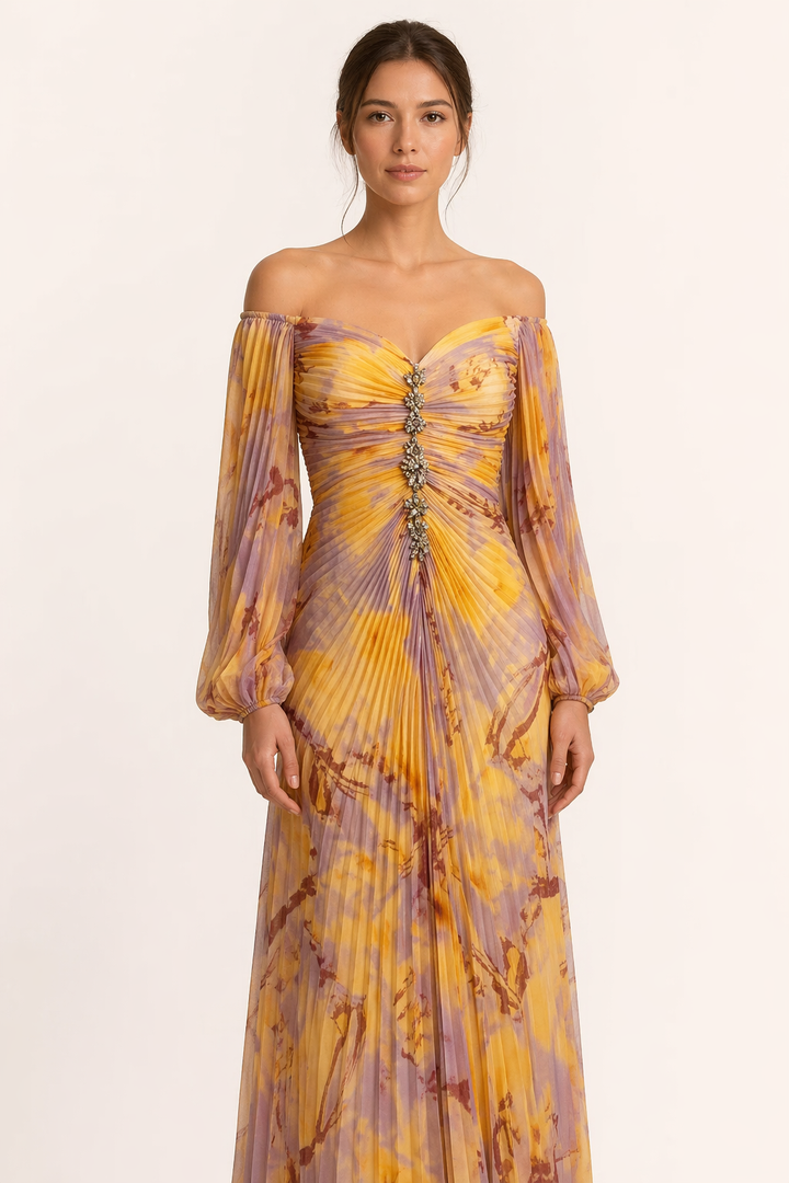 Lange oranje dames feestjurk met elegante geplooide split, ideaal voor een stijlvolle avond.