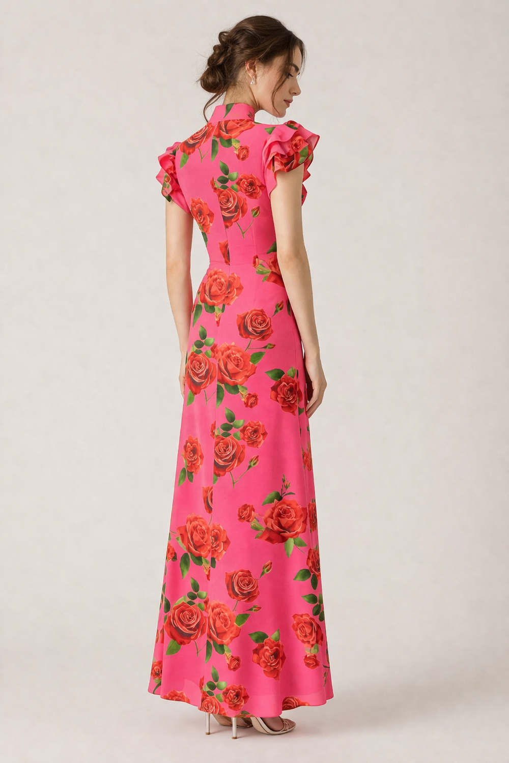 Roze gebloemde maxi jurk voor dames, perfect als zomerjurk met hoge hals.