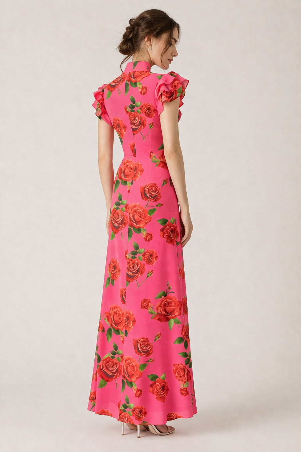 Roze gebloemde maxi jurk voor dames, perfect als zomerjurk met hoge hals.