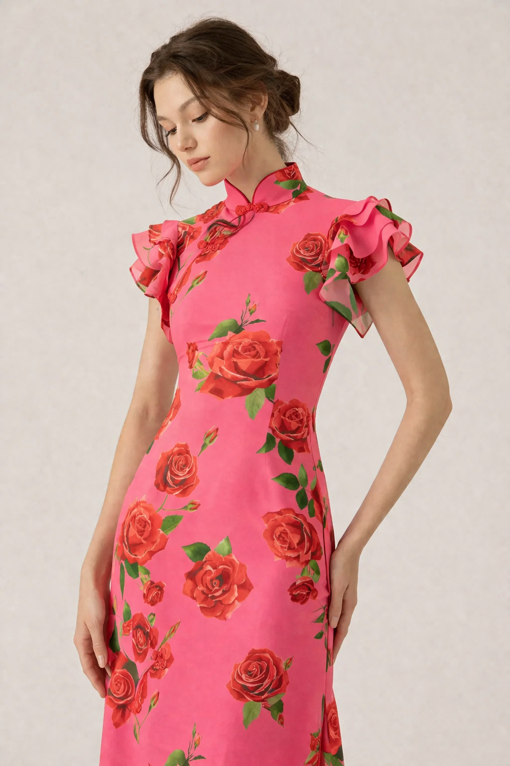Vrouwelijke gebloemde jurk, roze dames maxi jurk met hoge hals voor een chique casual look.