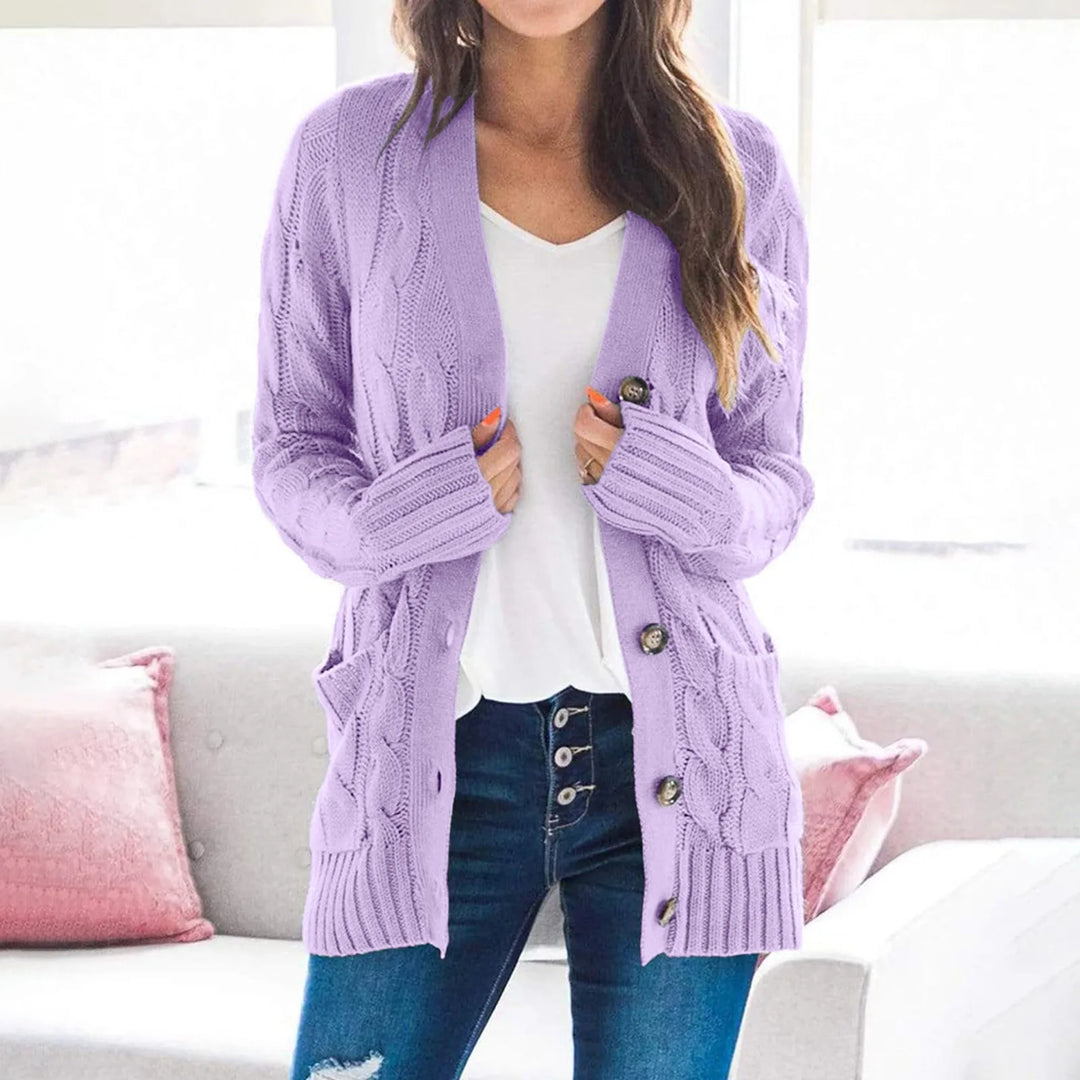 "Lange gebreide damescardigan in zachte stof met knoopsluiting en zakken, ideaal voor casual lente looks."