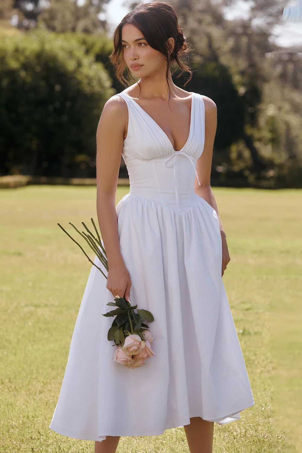 "Lange halterjurk met kant, maxi lengte en kanten details, luchtige katoenmix, elegante dameszomerjurk."