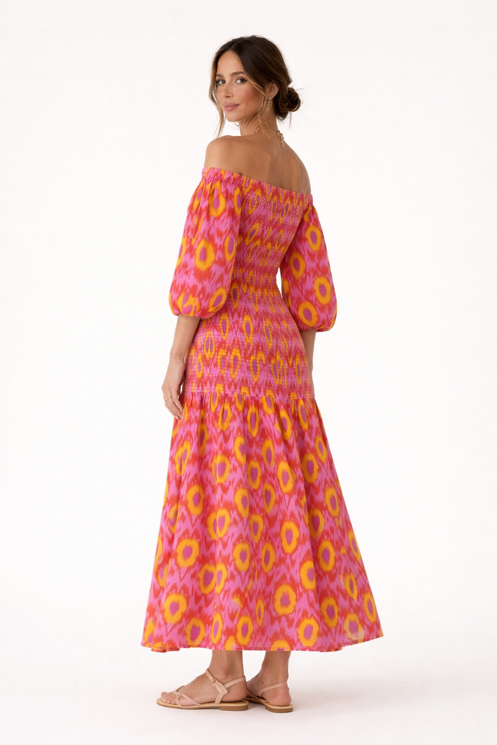 Rode off-shoulder dames jurk met elegante ruches, perfect als feestjurk voor zomeravonden.