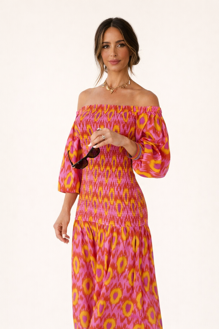 Stijlvolle lange jurk met ruches en off-shoulder halslijn voor dames, chique zomerjurk.