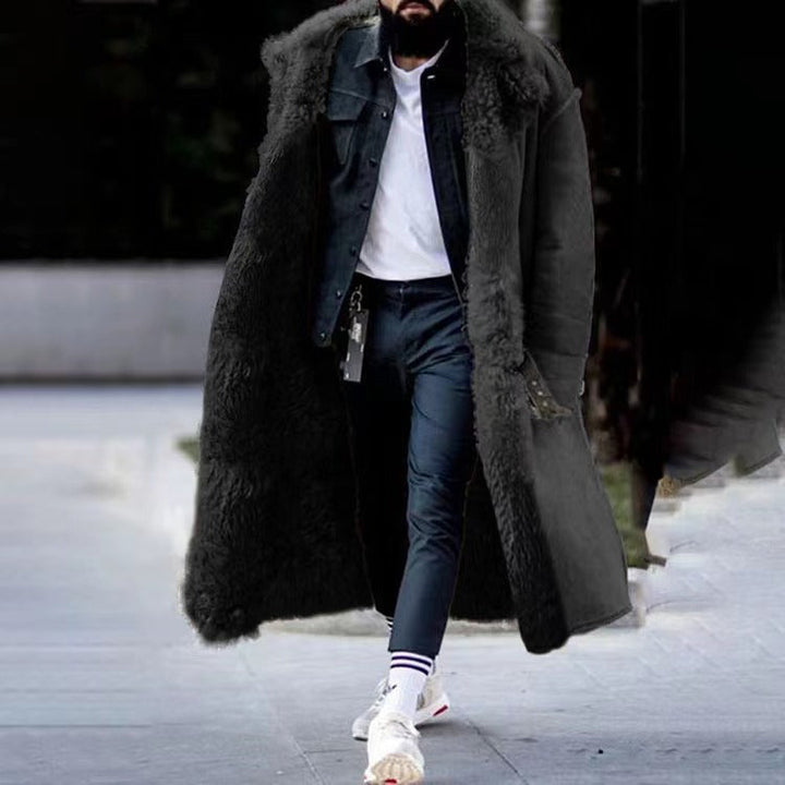 "Lange pluchen zwarte winterjas voor heren, minimalistisch design, zachte voering, stadsavonturen, wintercomfort."