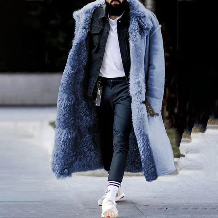 "Lange pluchen zwarte winterjas voor heren, minimalistisch design, zachte voering, stadsavonturen, wintercomfort."