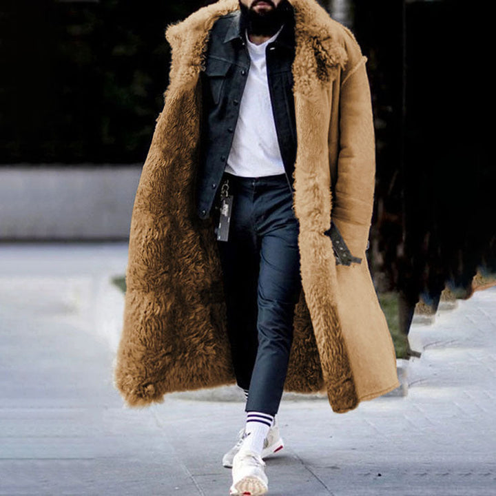 "Lange pluchen zwarte winterjas voor heren, minimalistisch design, zachte voering, stadsavonturen, wintercomfort."