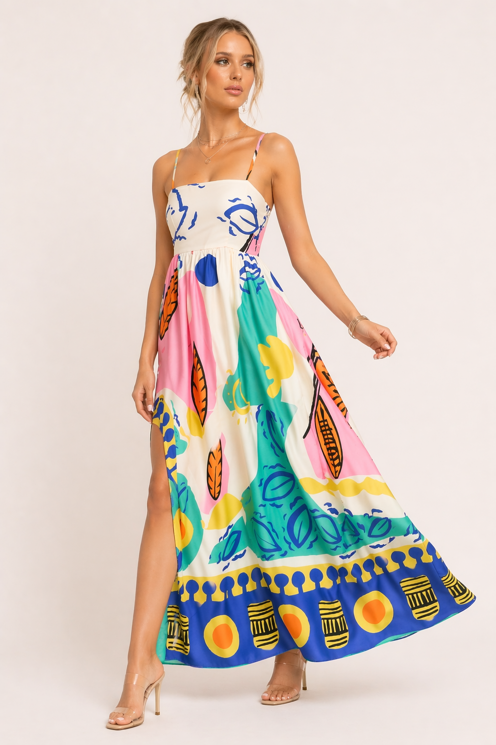 Elegante damesjurk: witte zomerjurk met unieke grafische print en delicate spaghetti bandjes. Perfecte strandjurk.