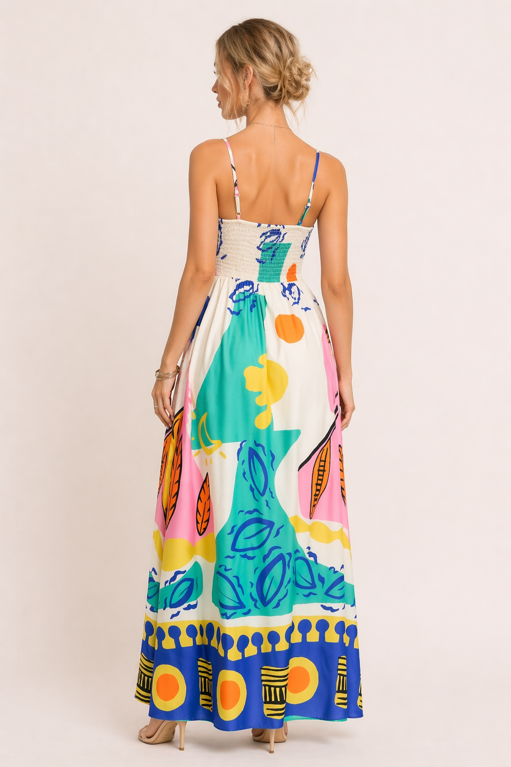 Casual lange zomerjurk voor dames met levendige grafische print en dunne spaghetti bandjes. Comfortabele en stijlvolle keuze.