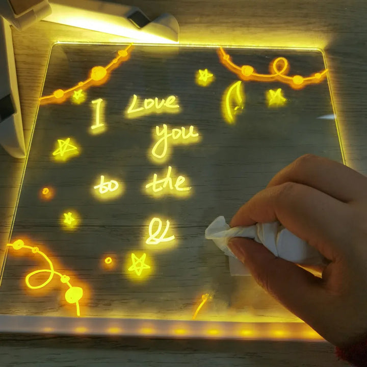 Compact LED tekenbord voor kinderen, veelzijdig als creatief speelgoed en rustgevend nachtlampje, makkelijk mee te nemen.
