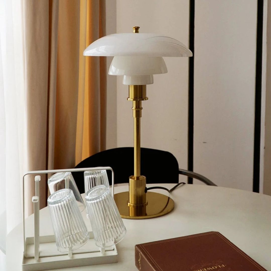 "Lena Scandinavische tafellamp van glas met LED, moderne stijl, strak ontwerp, elegant en veelzijdig voor elk interieur."