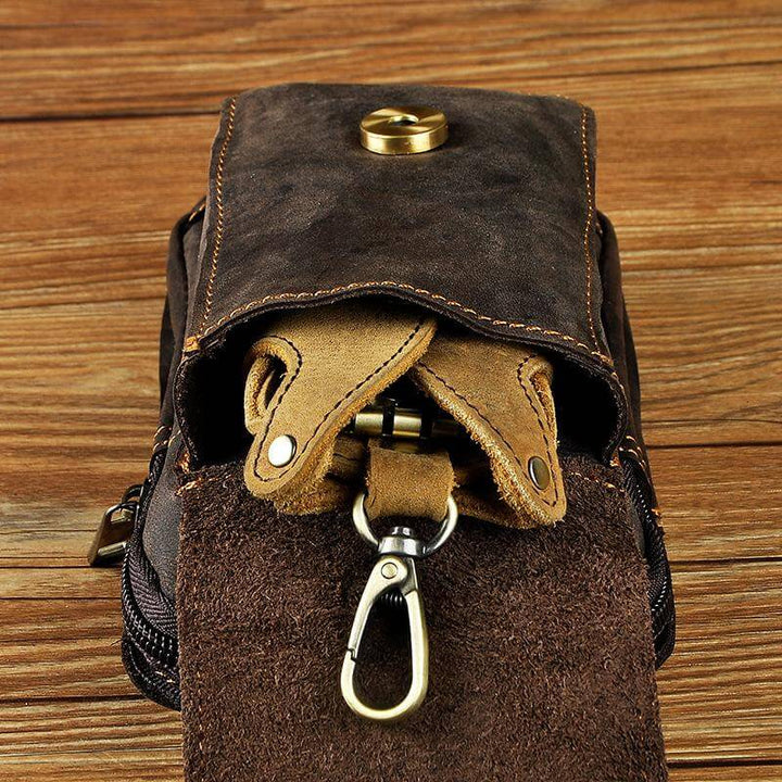 Man draagt de bruine crossbody tas over de schouder, een trendy en comfortabele keuze.