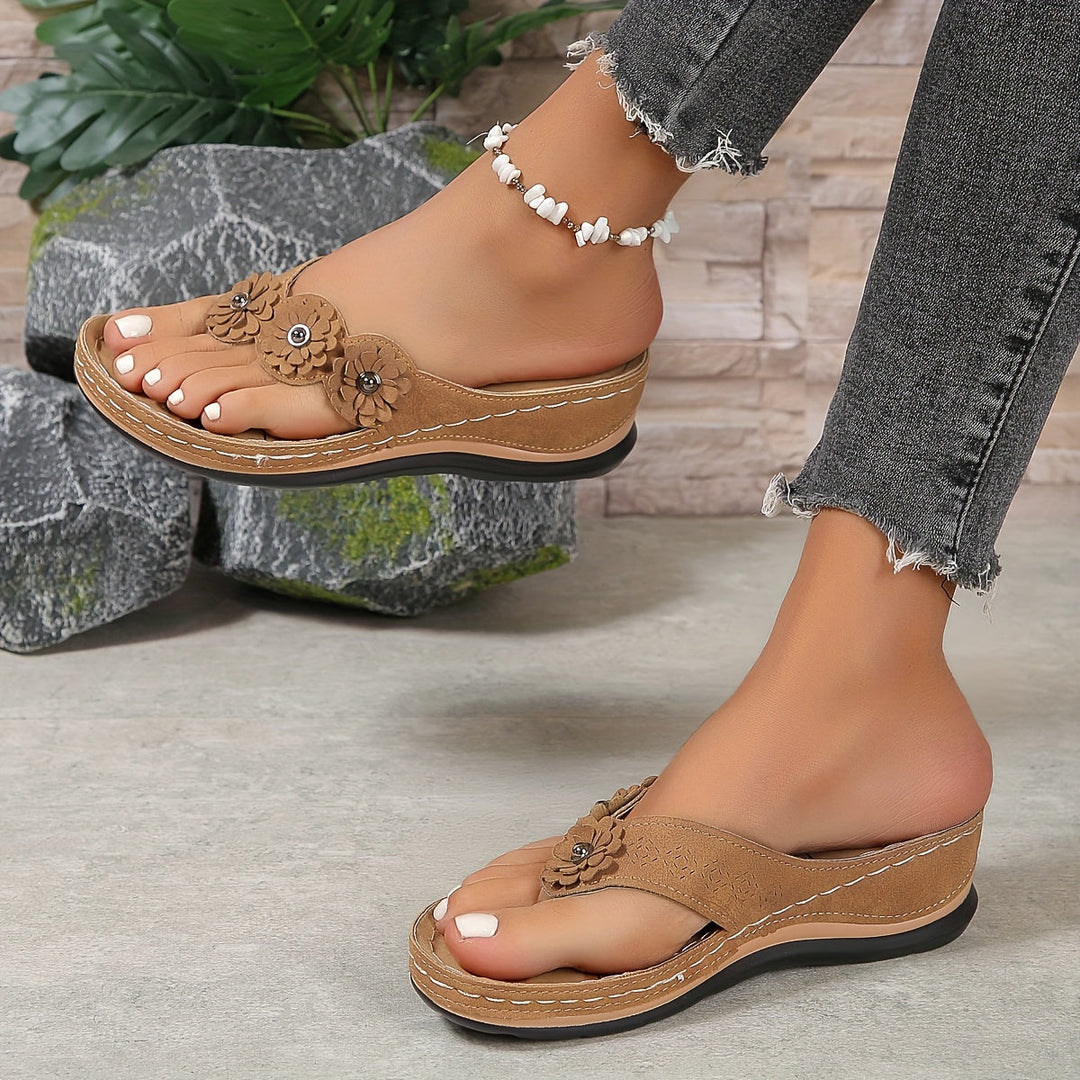 "Liana dames orthopedische sandalen in blauw, bruine zool, verstelbare bandjes, ergonomisch voetbed, stijlvolle schoenen."
