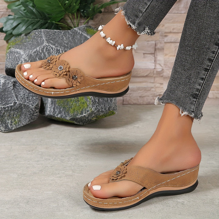 "Liana dames orthopedische sandalen in blauw, bruine zool, verstelbare bandjes, ergonomisch voetbed, stijlvolle schoenen."