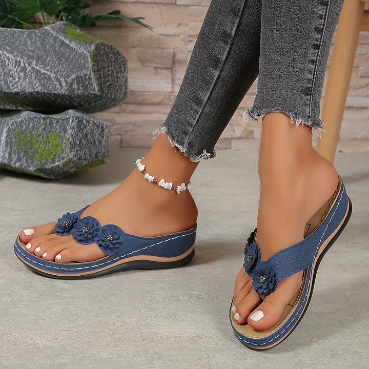 "Liana dames orthopedische sandalen in blauw, bruine zool, verstelbare bandjes, ergonomisch voetbed, stijlvolle schoenen."