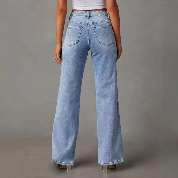 Trendy lichtblauwe dames jeans met wijde pijpen, hoge taille en flatterende pasvorm.
