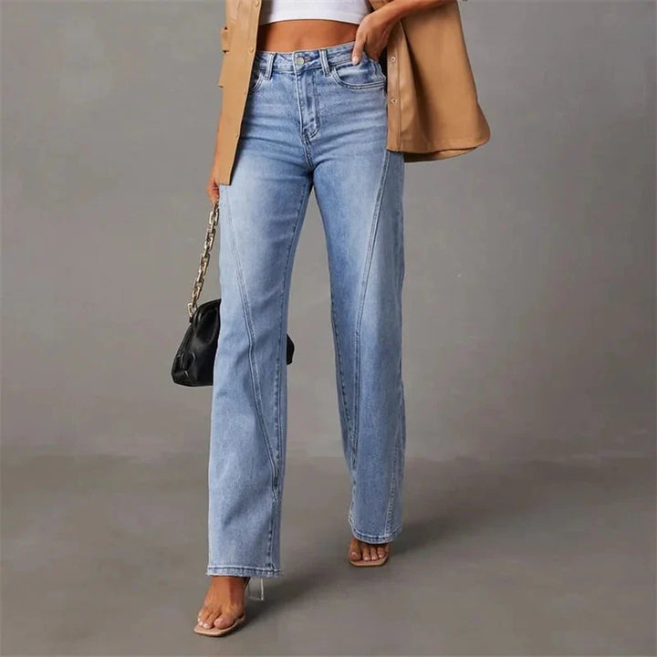 Dames spijkerbroek met lichtblauwe wassing, wijde pijpen en hoge taille voor een eigentijdse look.