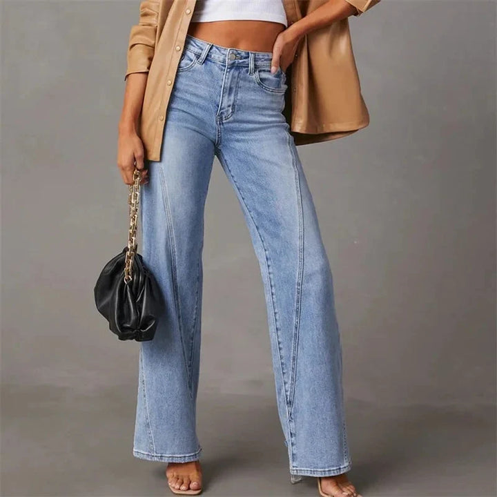 Trendy lichtblauwe dames jeans met hoge taille en wijde pijpen, perfect voor een modieuze en comfortabele outfit.