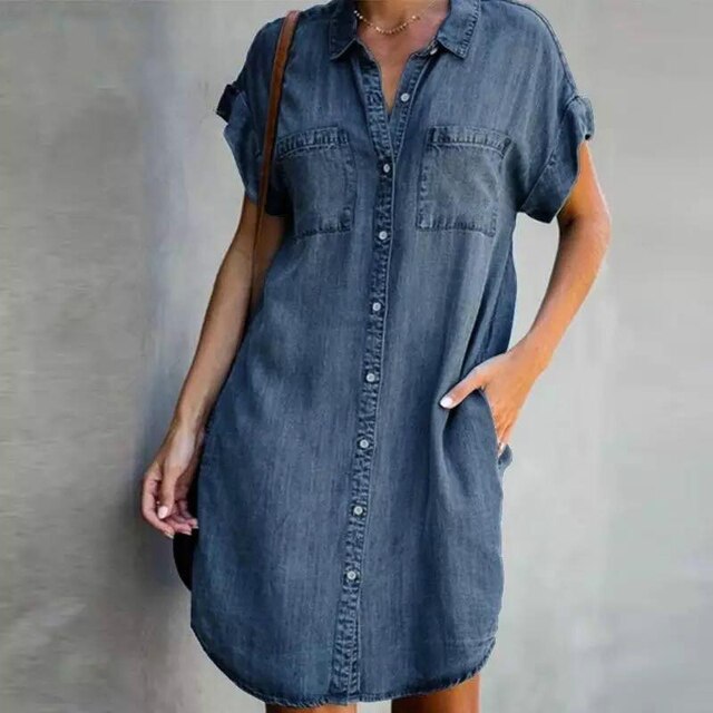 "Lichtblauwe denim damesjurk met comfortabele pasvorm voor casual elegantie in lente en zomer, gemaakt van katoenmix."