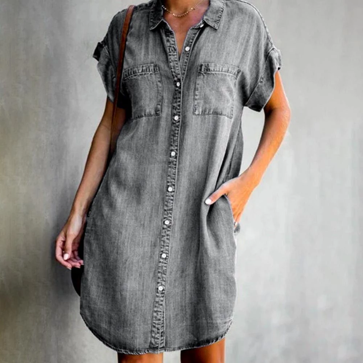 "Lichtblauwe denim damesjurk met comfortabele pasvorm voor casual elegantie in lente en zomer, gemaakt van katoenmix."
