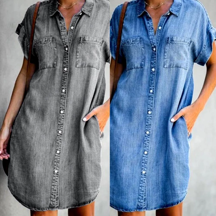 "Lichtblauwe denim damesjurk met comfortabele pasvorm voor casual elegantie in lente en zomer, gemaakt van katoenmix."