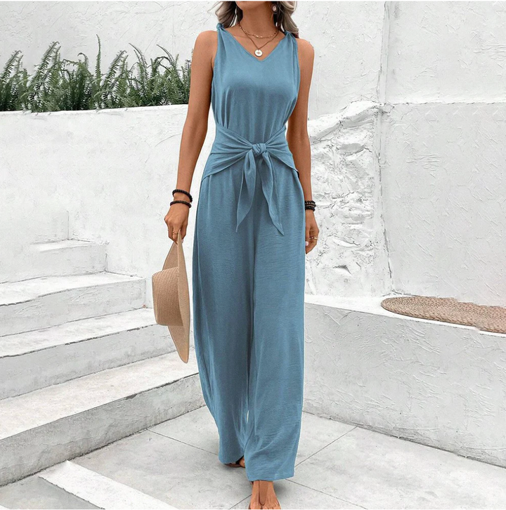 "Lichtblauwe jumpsuit met strikdetail, elegante en veelzijdige kleding voor dames, geschikt voor elke gelegenheid."