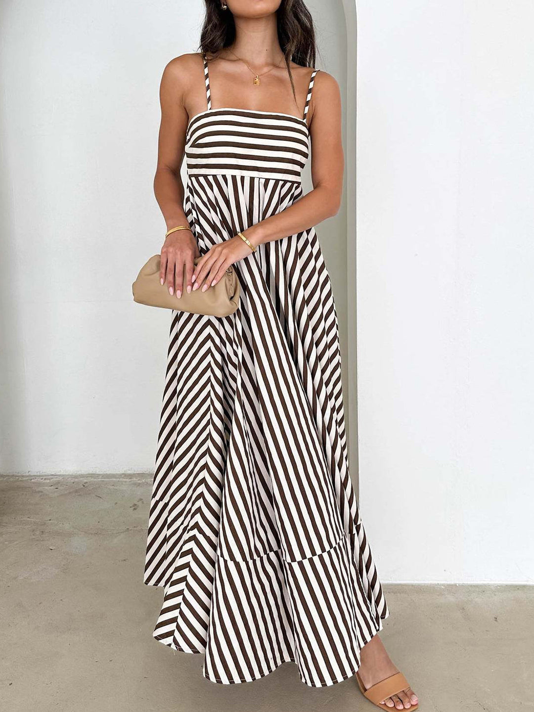 Lichtbruine dames gestreepte plissé maxi jurk met elegante V-hals en mouwloos design, perfect voor de zomer.