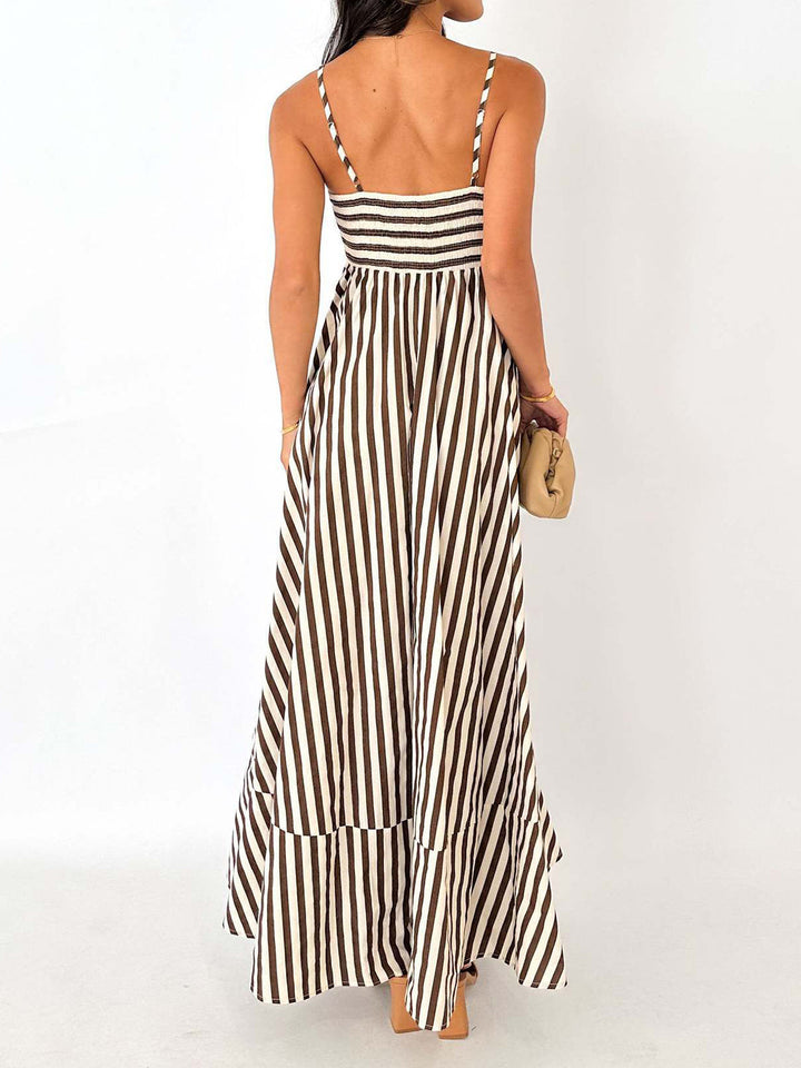 Dames lichtbruine gestreepte plissé maxi jurk, comfortabel en zwierig, perfect voor een stijlvolle zomerlook.