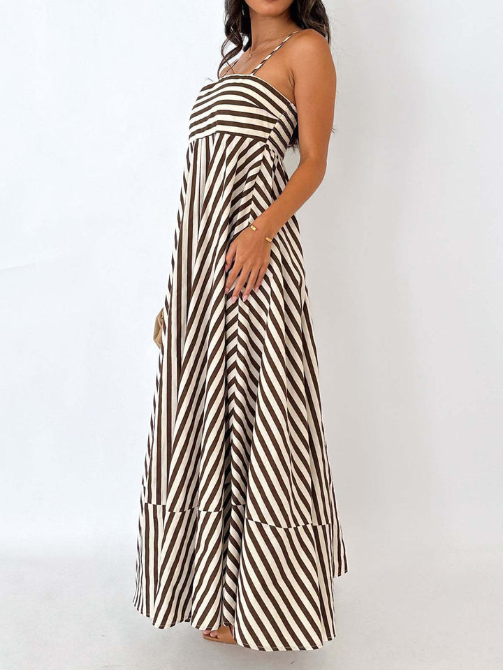 Mouwloze lichtbruine dames maxi jurk met gestreept plissé patroon, elegant en comfortabel voor zonnige dagen.