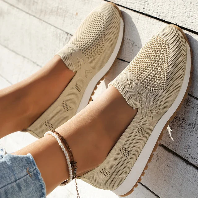 Lichte, ademende dames loafers, slip-on, gebreid bovenwerk. Verkrijgbaar in apricot, zwart, hemelsblauw, marineblauw.